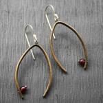 Balance Earrings Garnet
